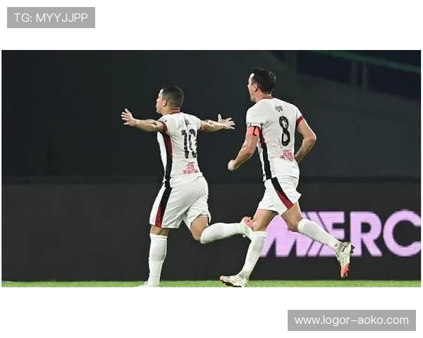 足球场上发呆的球星成为焦点 网友热议为何他在比赛中神情呆滞