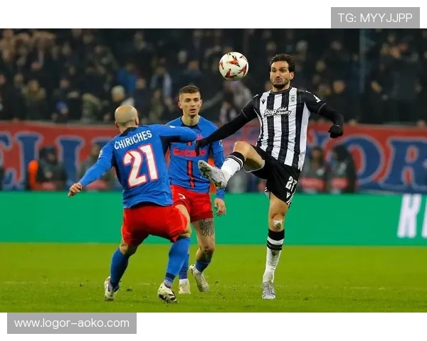 足球星中锋崛起之路：从草根到顶级锋线的奋斗与荣耀